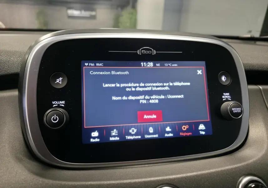 Écran tactile central du tableau de bord de la Fiat 500X 2024, affichant la connexion Bluetooth active.