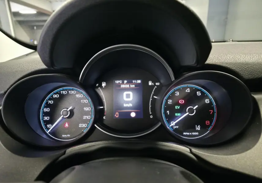 Vue rapprochée du tableau de bord de la Fiat 500X 2024, affichage numérique avec compte-tours et vitesse à zéro.