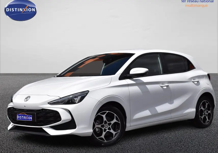 Vue 3/4 avant droite d'une MG3 blanche avec jantes alliage noires et vitres surteintées.
