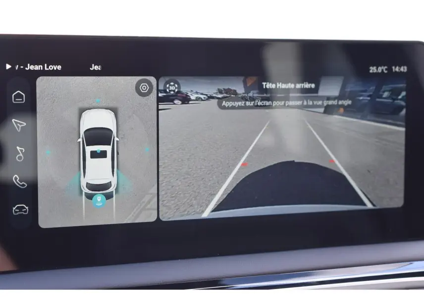 Écran tactile montrant la caméra 360° et la vue arrière du MG3 blanc en stationnement.