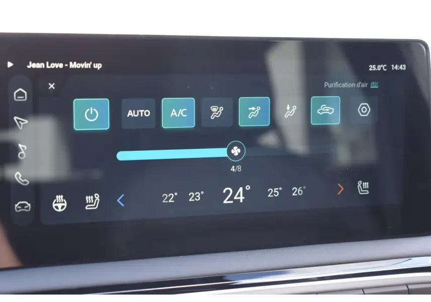 Écran tactile 10,25 pouces du MG3 blanc 2026 affichant la climatisation automatique à 24°C et options connectées.