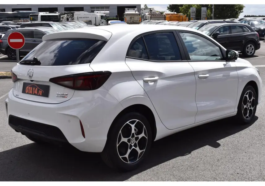 Vue 3/4 arrière droite d'une MG3 blanche 2026 avec vitres surteintées et jantes alliage noires et argentées.
