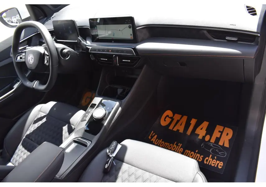 Vue intérieure côté conducteur de la MG3 blanche 2026, avec écran tactile central et volant multifonction.