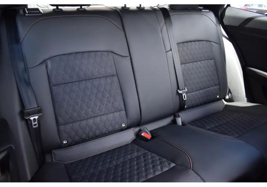 Vue rapprochée des sièges arrière noirs en cuir matelassé de la MG3 1.5 L Hybrid+ 195 ch Luxury 2026.