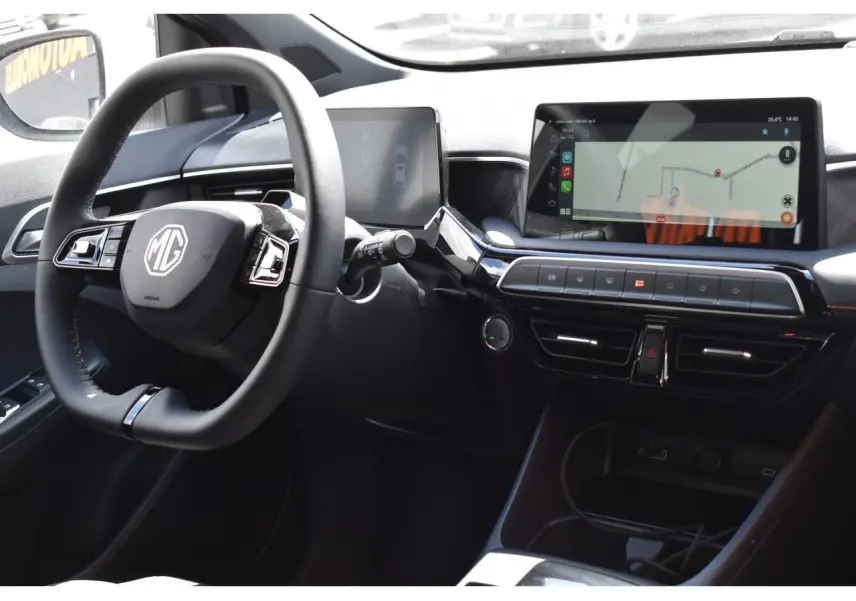 Vue intérieure côté conducteur du tableau de bord noir du MG3 1.5 L Hybrid+ avec écran tactile et volant multifonction.