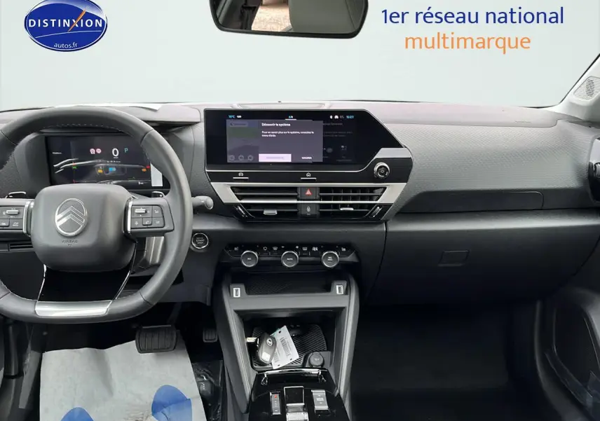 Intérieur moderne du Citroën C4 2025, vue frontale du tableau de bord avec écran tactile et volant cuir noir.
