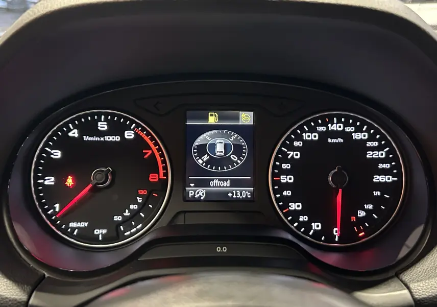 Écran GPS intégré affichant une carte routière détaillée dans l'habitacle d'un Audi Q2 noir métal 2023.