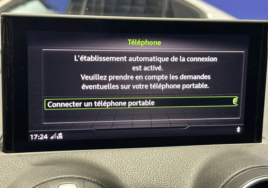 Écran multimédia de l'Audi Q2 35 TFSI S-Line affichant une demande de connexion Bluetooth, intérieur noir.