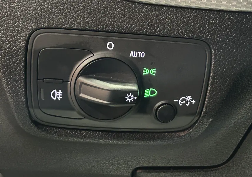Poignée de porte intérieure noire avec boutons de verrouillage, sur Audi Q2 35 TFSI S-Line 2023.