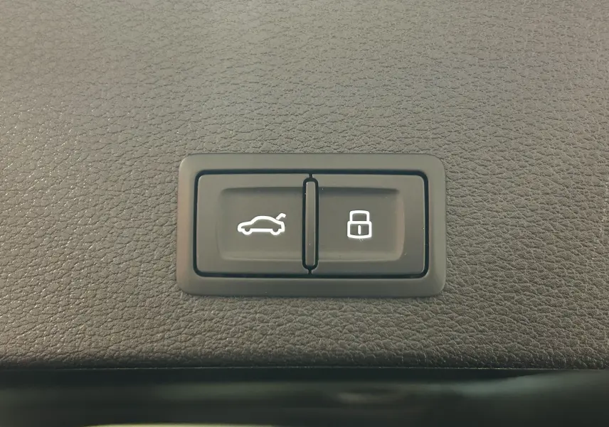 Boutons de commande du hayon électrique et du verrouillage, sur la garniture intérieure d'un Audi Q2 noir métal 2023.