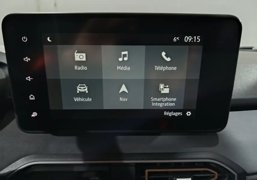 Écran tactile central de 8 pouces du tableau de bord de la Dacia Sandero Extreme+ TCe 110 2024, affichant le menu principal.