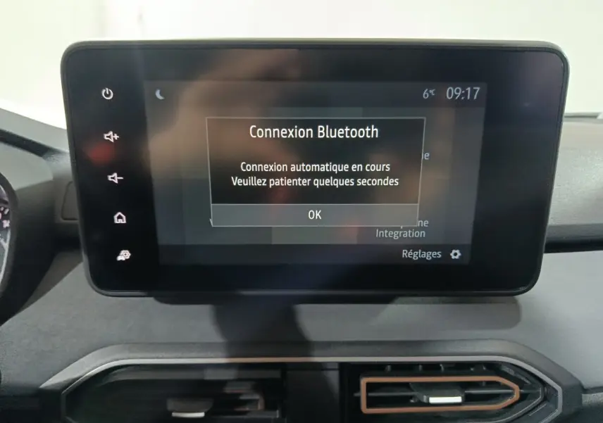 Écran tactile central de 8 pouces affichant la connexion Bluetooth dans le tableau de bord de la Dacia Sandero Extreme+ 2024.