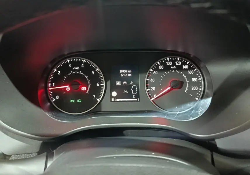Vue rapprochée du tableau de bord de la Dacia Sandero Extreme+ TCe 110 2024 avec compte-tours et compteur de vitesse.