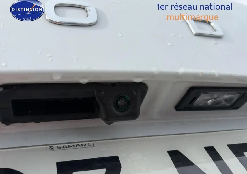 Gros plan sur la caméra de recul blanche glacial du coffre arrière d'un Skoda Karoq 2025.