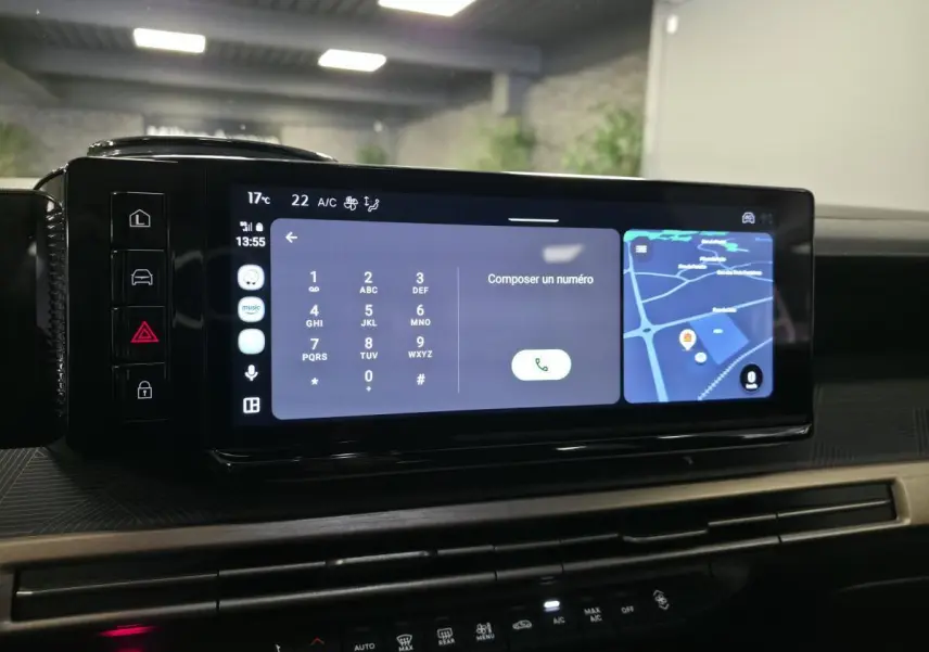 Écran tactile central 10,25'' affichant un clavier de numérotation et une carte GPS dans l'habitacle de la Lancia Ypsilon grise.