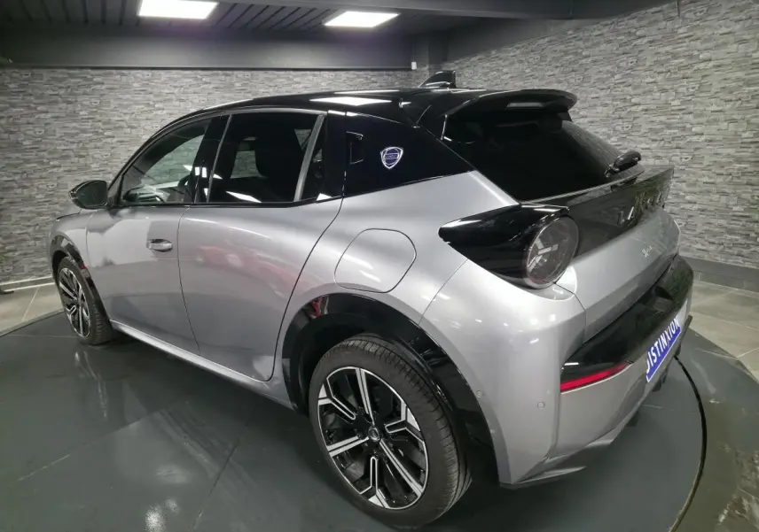 Lancia Ypsilon 2025 gris bi-color vue 3/4 arrière droit avec toit noir et jantes alliage 17 pouces diamantées.