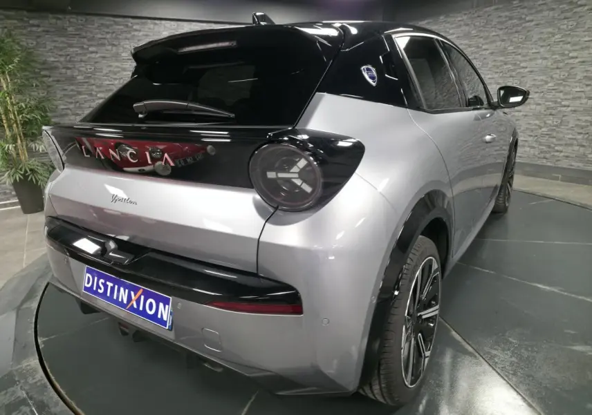 Vue 3/4 arrière droite de la Lancia Ypsilon 2025 gris bi-color avec toit noir et jantes alliage 17'' diamantées.