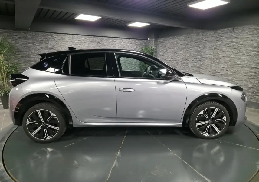 Lancia Ypsilon 2025 gris bi-color, vue de profil côté gauche, toit noir et jantes alliage 17'' diamantées.