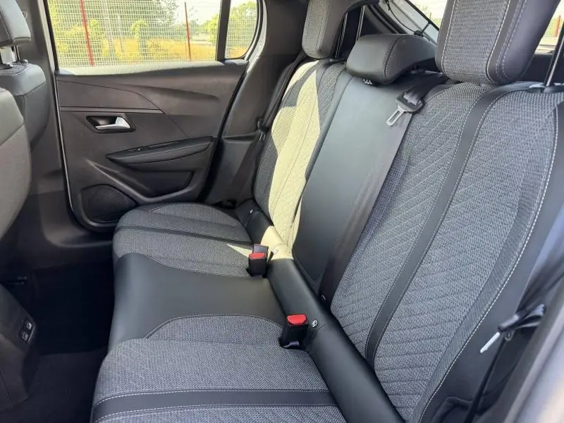 Vue latérale intérieure sur la banquette arrière tissu noir et gris de la Peugeot 208 1.2 100ch Allure 2025.