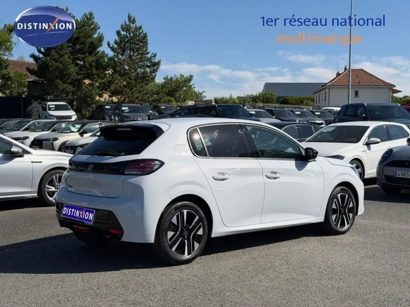 Peugeot 208 blanc Okénite vue 3/4 arrière droit, jantes alliage noires et feux arrière LED distinctifs.