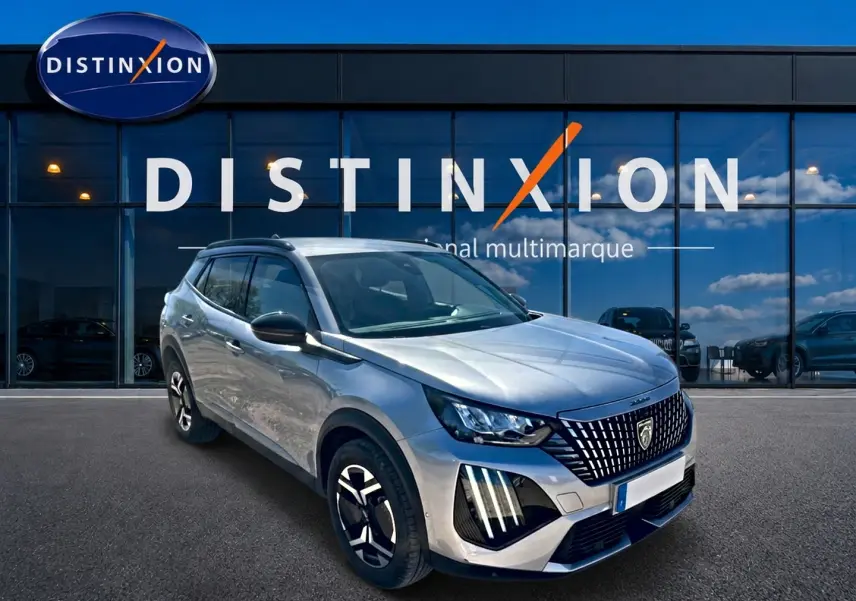 Peugeot 2008 1.2 100 Allure gris Artense vue 3/4 avant avec calandre distinctive et jantes alu noires.