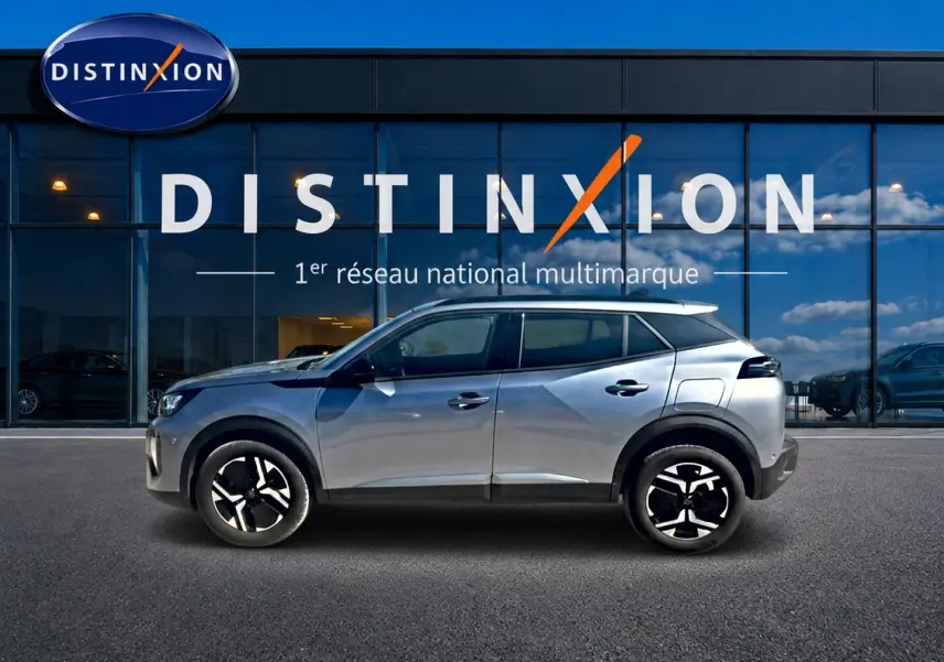 Peugeot 2008 gris artense vue de profil côté gauche devant une vitrine Distinxion.