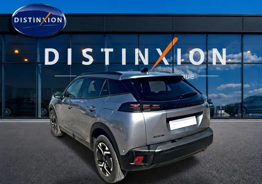 Peugeot 2008 gris artense vue 3/4 arrière droit, avec feux arrière LED et jantes alliage noires.