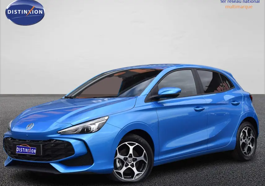 MG3 1.5 L Hybrid+ bleu métallisé en 3/4 avant droit avec jantes alliage et vitres surteintées.