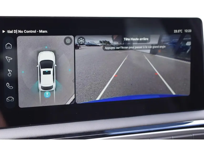 Écran tactile intérieur montrant la caméra 360° et la vue arrière d’une MG3 bleu, avec lignes de guidage au stationnement.