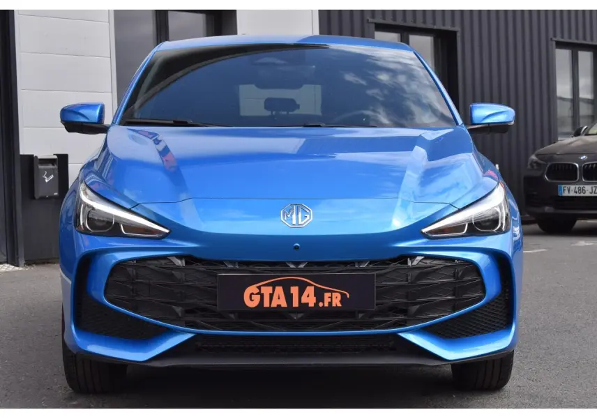 Vue frontale d'une MG3 1.5 L Hybrid+ 195 ch Luxury bleu métallisé avec calandre noire et phares LED.