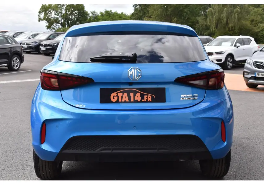 Vue arrière d'une MG3 hybride bleu métallisé avec feux arrière LED et logo MG bien visible.