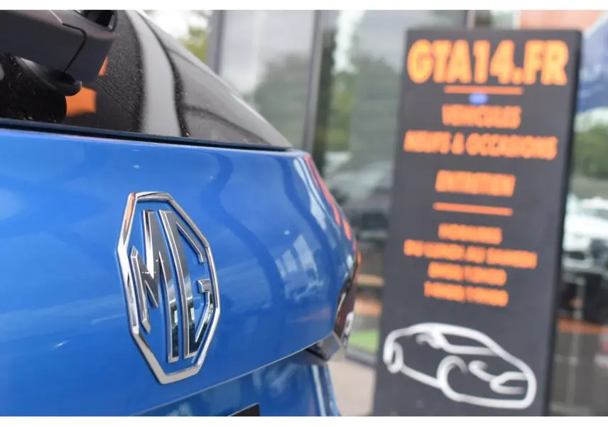 Gros plan sur l'arrière bleu métallisé du MG3 1.5 L Hybrid+ 195 ch Luxury avec logo MG brillant.