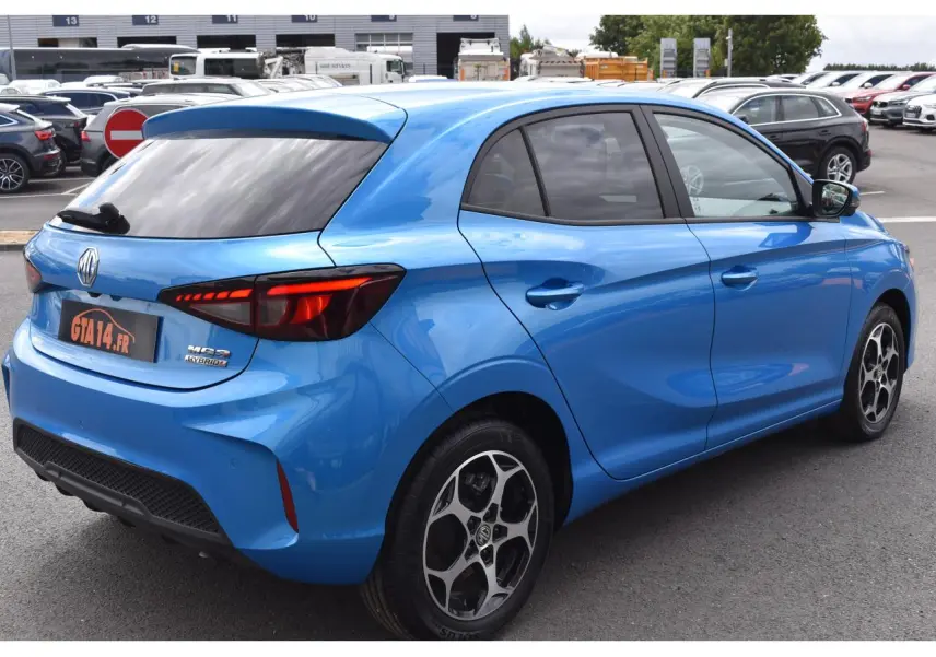 Vue 3/4 arrière droite d'une MG3 hybride bleu métallisé avec vitres surteintées et jantes alliage 16 pouces.