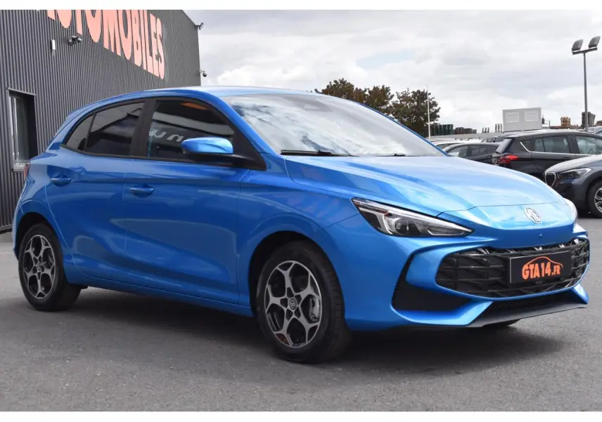 Vue 3/4 avant d'une MG3 1.5 L Hybrid+ bleu métallisé avec jantes alliage et calandre noire distinctive.