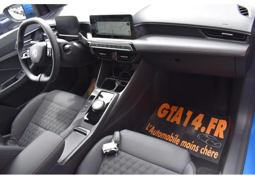 Vue intérieure côté conducteur de la MG3 1.5 L Hybrid+ bleue, avec tableau de bord numérique et console centrale moderne.