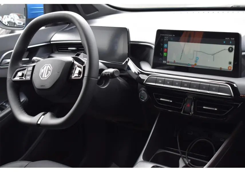 Vue intérieure côté conducteur du tableau de bord noir du MG3 2026 avec écran tactile et volant multifonction.