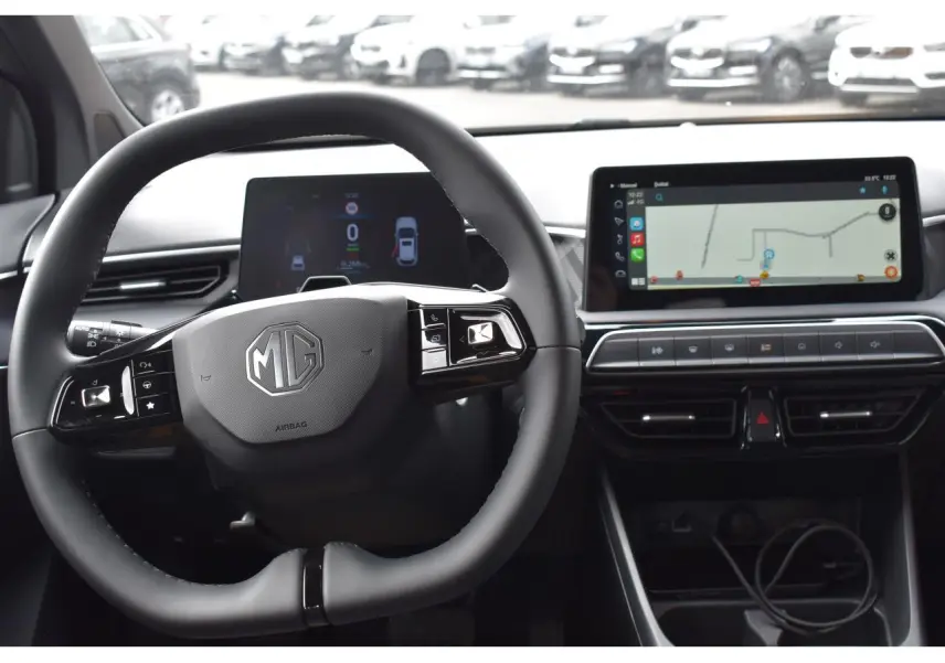 Vue intérieure centrée sur le volant MG et les écrans numériques du tableau de bord du MG3 1.5 L Hybrid+ 2026.