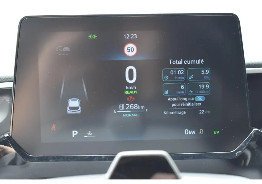 Affichage numérique du tableau de bord du MG3 Hybrid+ 2026 montrant la vitesse à 0 km/h et l'autonomie de 268 km.