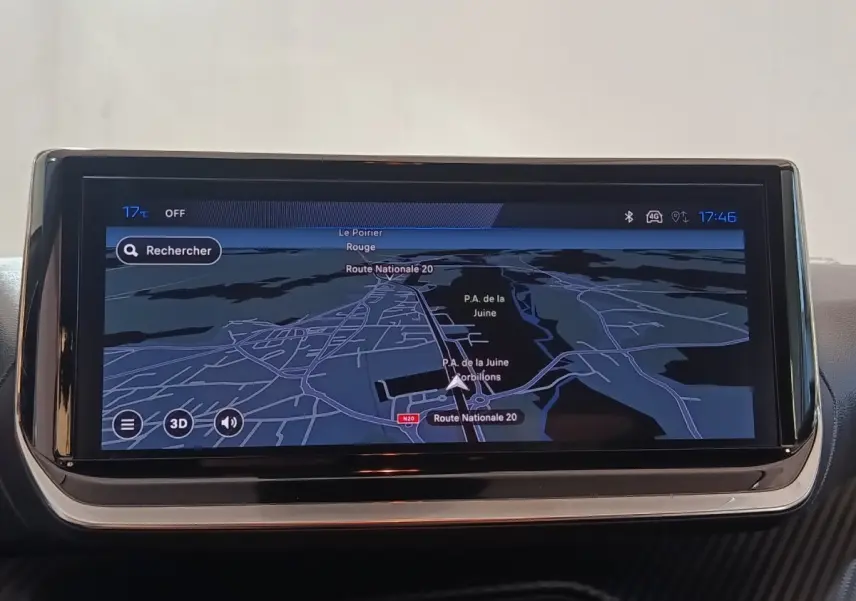 Écran tactile central affichant la navigation GPS dans l'habitacle d'une Peugeot 208 gris clair.