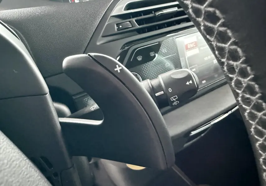 Gros plan sur la palette de changement de vitesse côté droit du volant dans l’habitacle noir du Citroën C4 Picasso 2015.