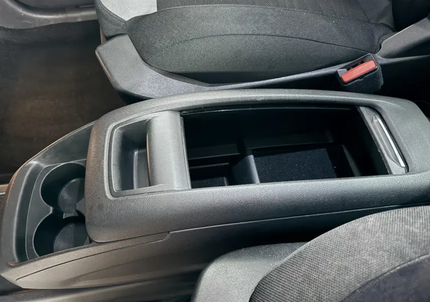 Vue rapprochée de la console centrale noire avec rangement ouvert et porte-gobelets du Citroën C4 Picasso 2015.