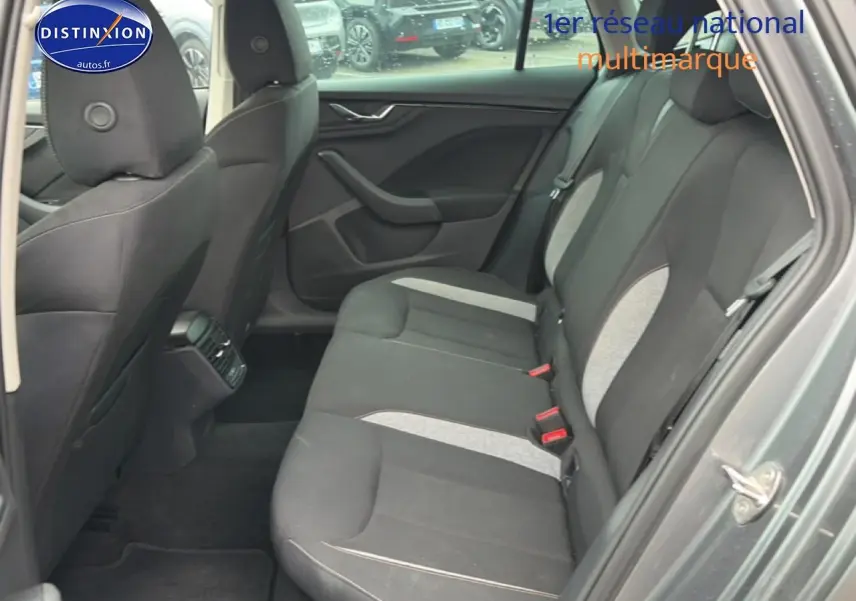 Vue intérieure des sièges arrière gris foncé avec inserts clairs du Skoda Kamiq 2025, côté droit ouvert.