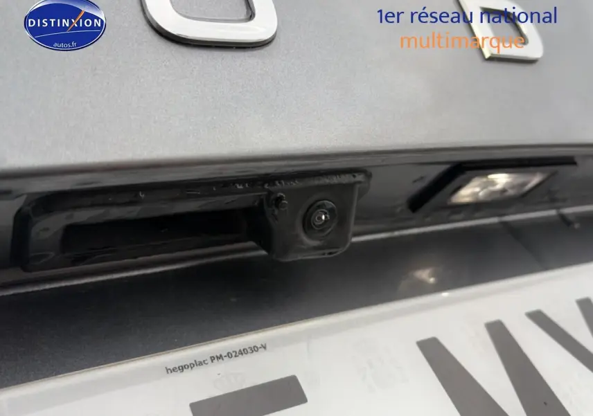 Gros plan sur la caméra de recul intégrée au hayon gris d'une Skoda Kamiq 2025, au-dessus de la plaque d'immatriculation.