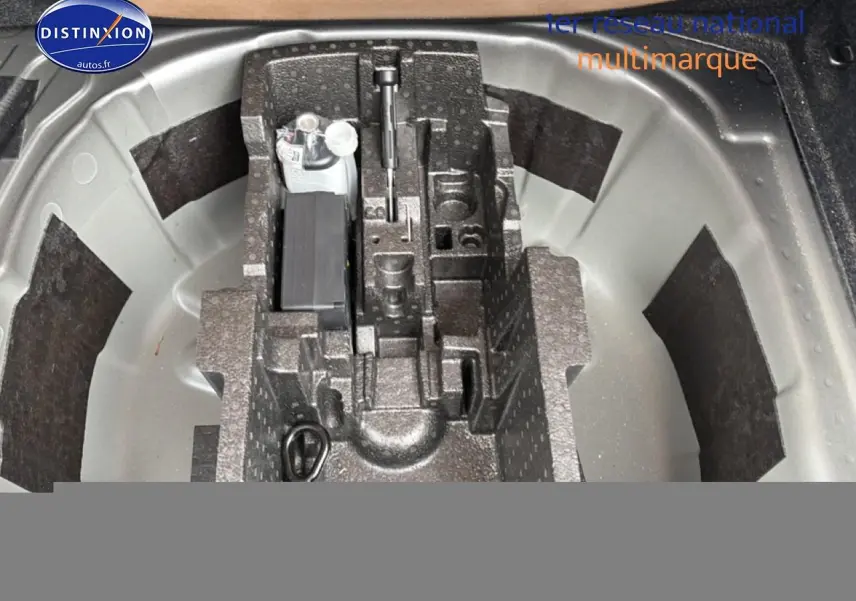 Coffre à outils en mousse grise dans le compartiment de roue de secours d’un Skoda Kamiq 2025 gris.