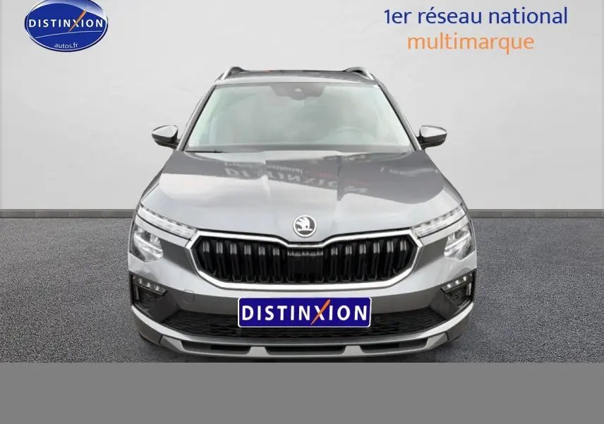 Vue frontale d'un Skoda Kamiq gris 2025 avec calandre noire et feux LED distinctifs sur fond neutre.