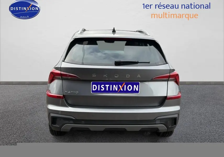 Vue arrière d'un Skoda Kamiq gris 2025 avec feux arrière LED et barres de toit visibles.