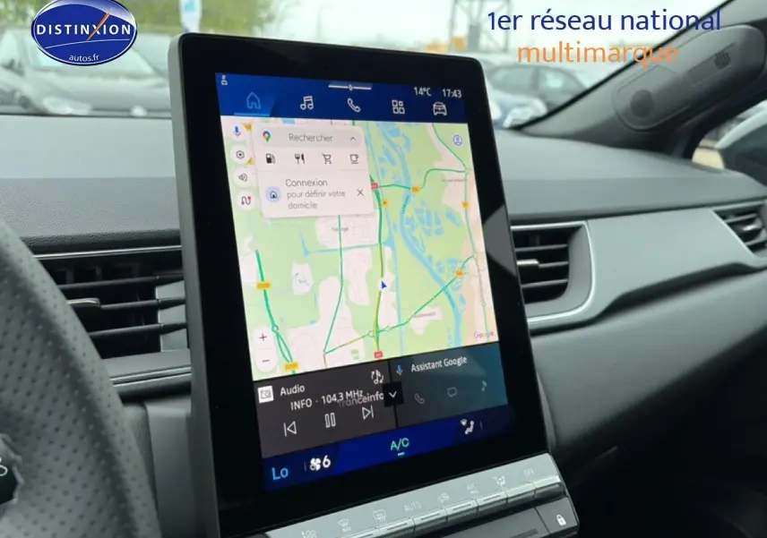 Vue intérieure du tableau de bord de la Renault Symbioz 2026, écran tactile vertical avec navigation affichée.