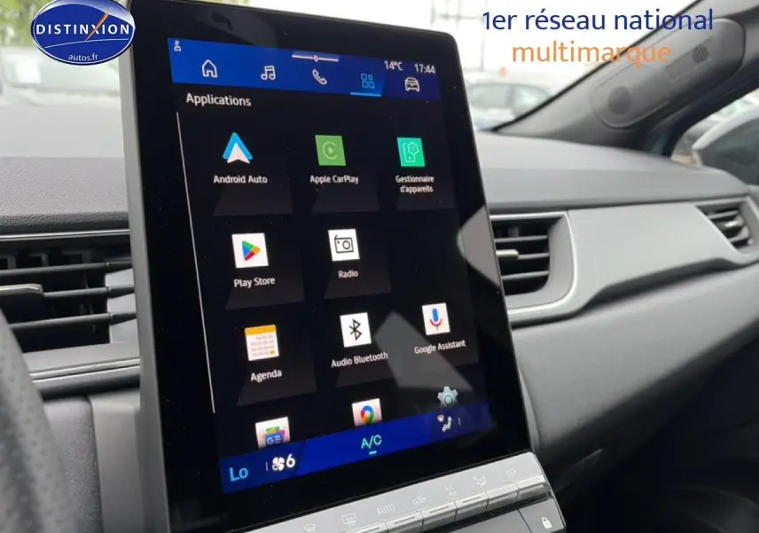 Vue intérieure centrée sur l'écran tactile 10,25 pouces du tableau de bord du Renault Symbioz bleu mercure.