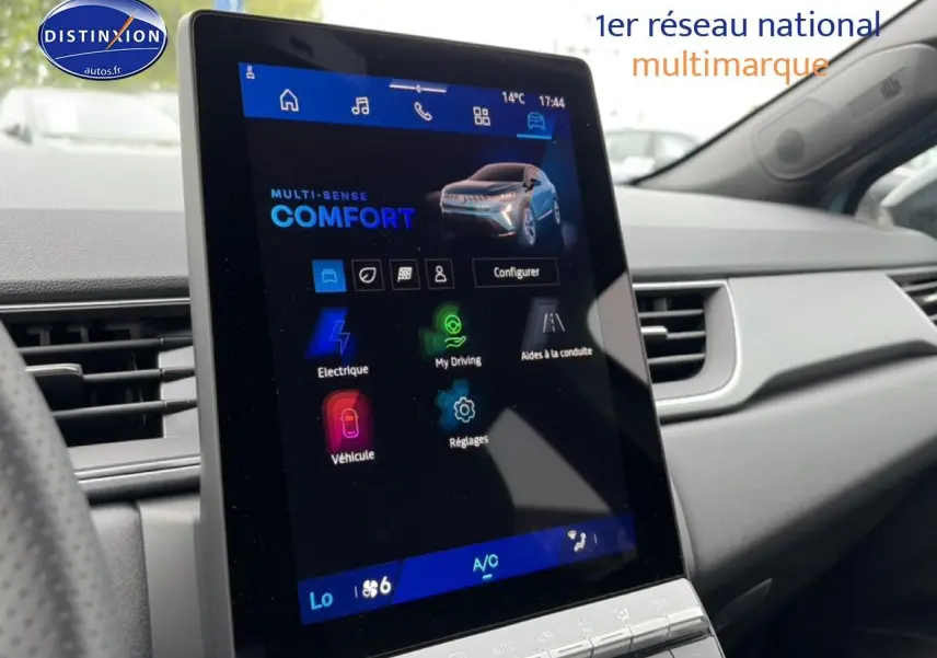 Écran tactile 10,25 pouces du tableau de bord intérieur du Renault Symbioz bleu mercure, vue de côté droit.