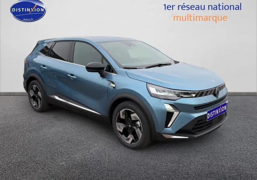 Renault Symbioz bleu mercure en 3/4 avant droit avec jantes alliage et phares LED allumés.